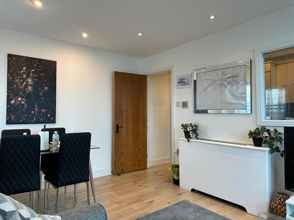 Cosy Views Apartment Londra Exterior foto